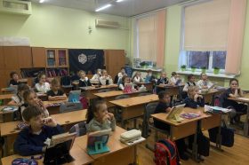 Активисты Молодежной палаты района Якиманка провели урок финансовой грамотности. Фото: официальная страница Молодежной палаты в социальных сетях