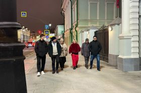 Глава управы района Якиманка провела еженедельный обход на улице Большая Ордынка. Фото: официальная страница управы района в социальных сетях