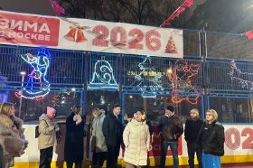 Глава управы Якиманки проверила новогоднее оформление будущих катков. Фото: официальная страница учреждения в социальных сетях