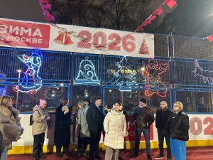 Глава управы Якиманки проверила новогоднее оформление будущих катков. Фото: официальная страница учреждения в социальных сетях