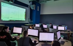 Ученики школы №1799 освоили лазерные технологии в FabLab МИСИС. Фото: официальная страница школы №1799 в социальных сетях