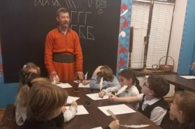 Первоклассники школы №1799 на один день стали стрельцами и писарями. Фото: официальная страница школы №1799 в социальных сетях