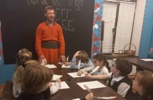 Первоклассники школы №1799 на один день стали стрельцами и писарями. Фото: официальная страница школы №1799 в социальных сетях