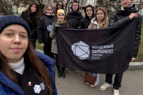 Активисты Молодежной палаты Якиманка открыла «Мастерскую заботы» для пернатых. Фото: официальная страница Молодежной палаты в социальных сетях