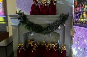 Новогоднюю сказку для юных жителей Якиманки создали представители управы района. Фото: официальная страница управы района в социальных сетях