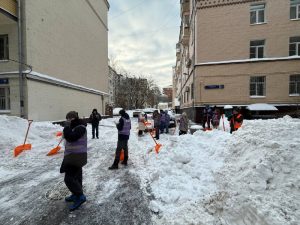 Общерайонная уборка снега прошла на Якиманке. Фото: официальная страница Молодежной палаты в социальных сетях