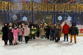Праздник на льду организовали члены Молодежной палаты района Якиманки. Фото: официальная страница Молодежной палаты в социальных сетях