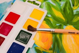 Юные и взрослые художники Якиманки представят работы о мужестве и чести. Фото: Ксения Догонашева, Ксения Догонашева, «Вечерняя Москва»