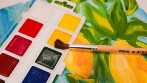 Юные и взрослые художники Якиманки представят работы о мужестве и чести. Фото: Ксения Догонашева, Ксения Догонашева, «Вечерняя Москва»