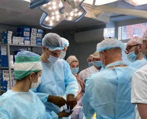 Травматолог Первой Градской больницы провел показательную операцию в Хабаровске. Фото: официальная страница Первой Градской больницы в социальных сетях 