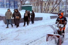 Уборку снега из-за продолжительного снегопада усилили в районе Якиманка. Фото: официальная страница управы района Якиманка в социтальных сетях