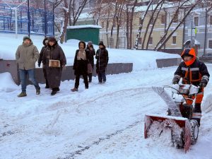 Уборку снега из-за продолжительного снегопада усилили в районе Якиманка. Фото: официальная страница управы района Якиманка в социтальных сетях