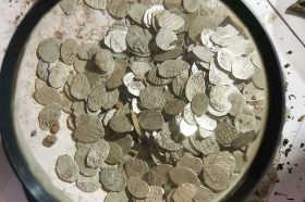 Клад с 20 тысячами монет найден на Берсеневской набережной. Фото: пресс-служба Департамента культурного наследия города Москвы