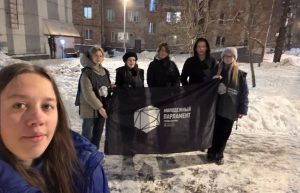 Члены Молодежной палаты района Якиманка создали кормушки для птиц. Фото: официальная страница Молодежной палаты в социальных сетях