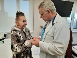 Нейрохирург Первой Градской спас пациентку с разрушенными позвонками. Фото: официальная страница Первой Градской больницы в социальных сетях 