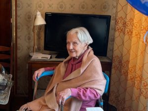 Представители управы района навестили Героя труда Галину Демину. Фото: официальная страница управы в социальных сетях