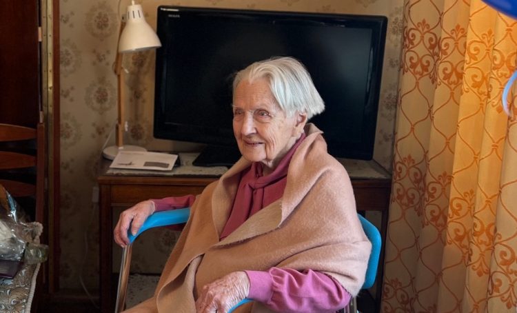 Представители управы района навестили Героя труда Галину Демину. Фото: официальная страница управы в социальных сетях